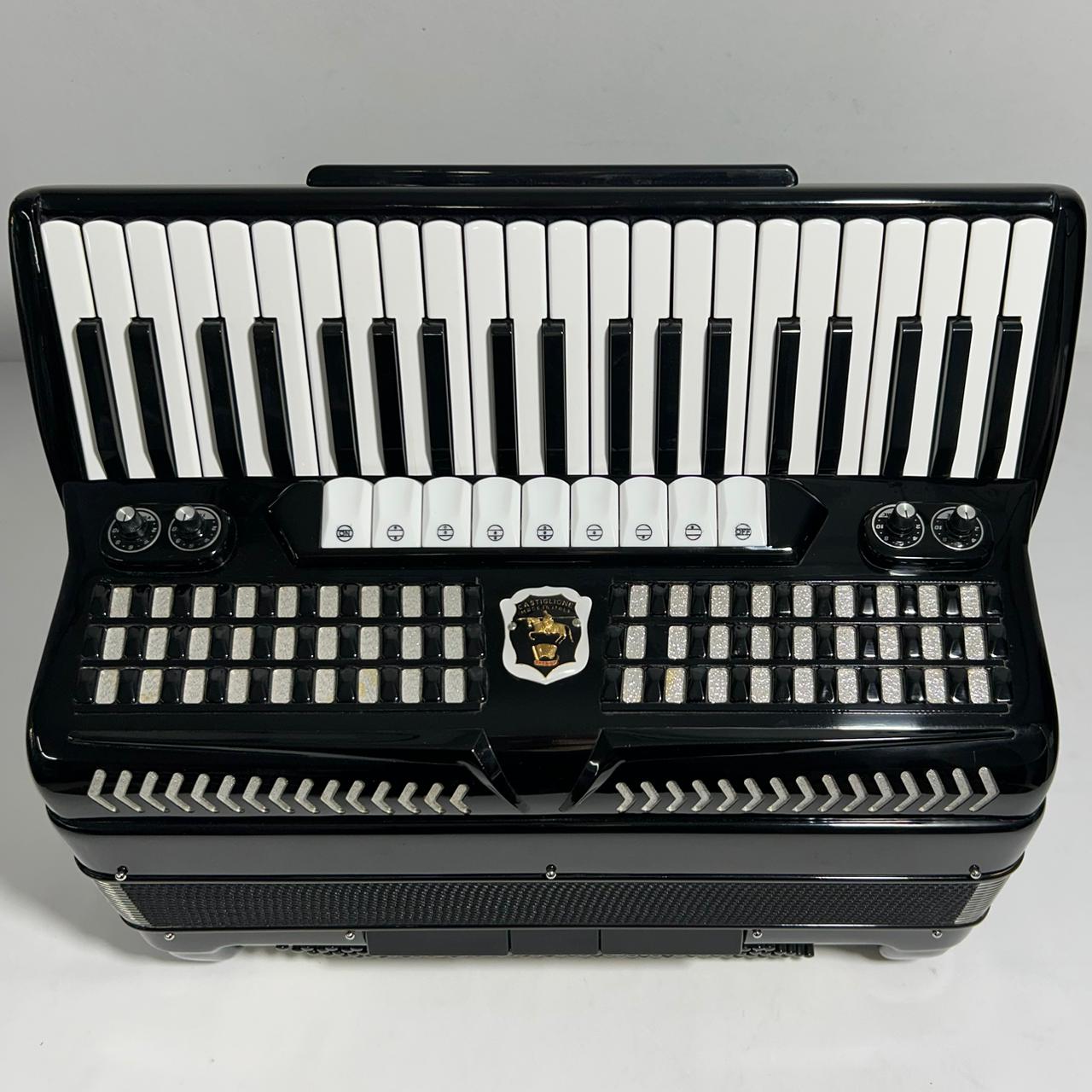 Acordeon Castiglione - Terça Oitavada - 9/3 Registros - 10.3 kg - 48 cm - Imagem 2