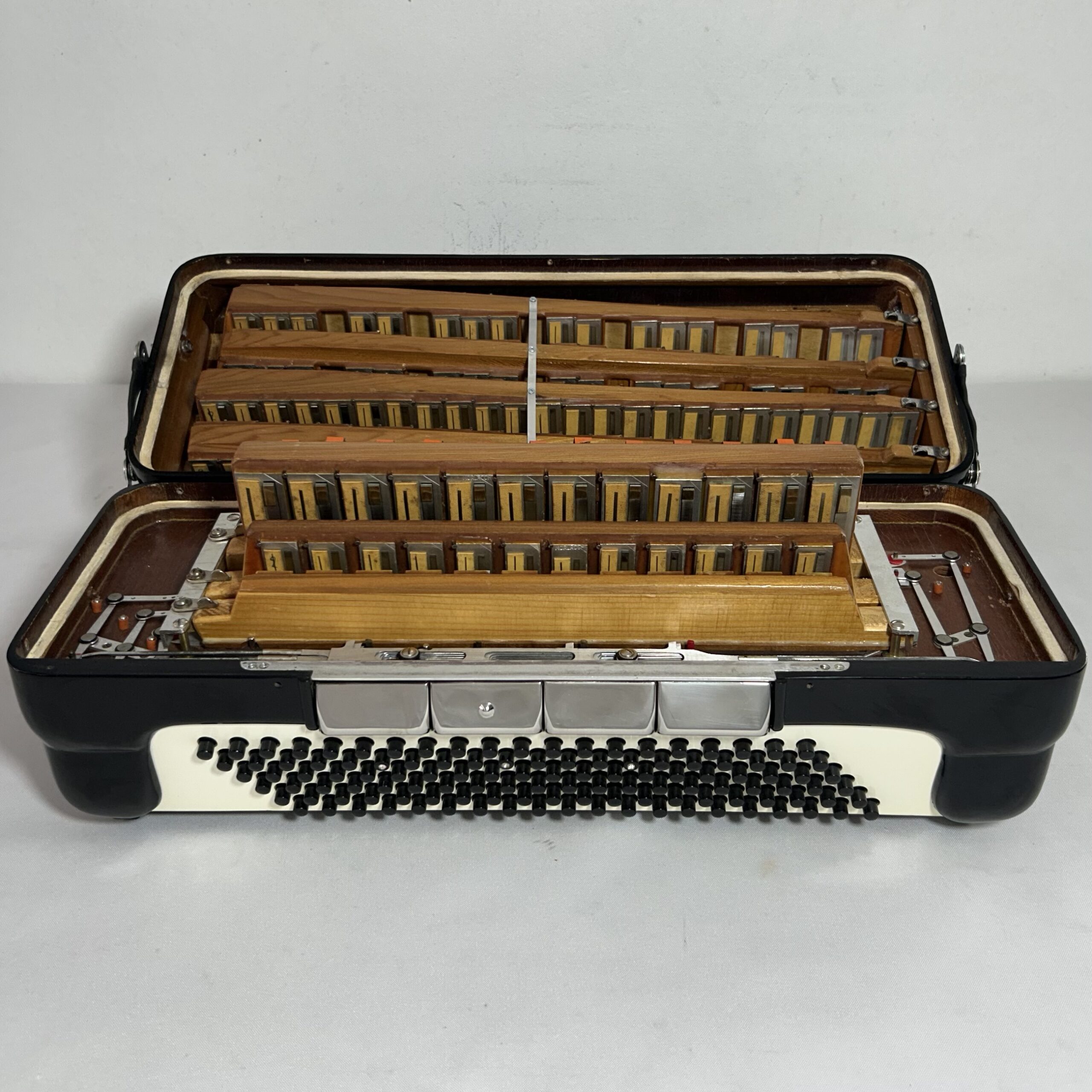 Acordeon Excelsior Mod. 911 - Quarta de voz - 11/4 Registros - 11.4 kg - 48,5 cm - Imagem 10