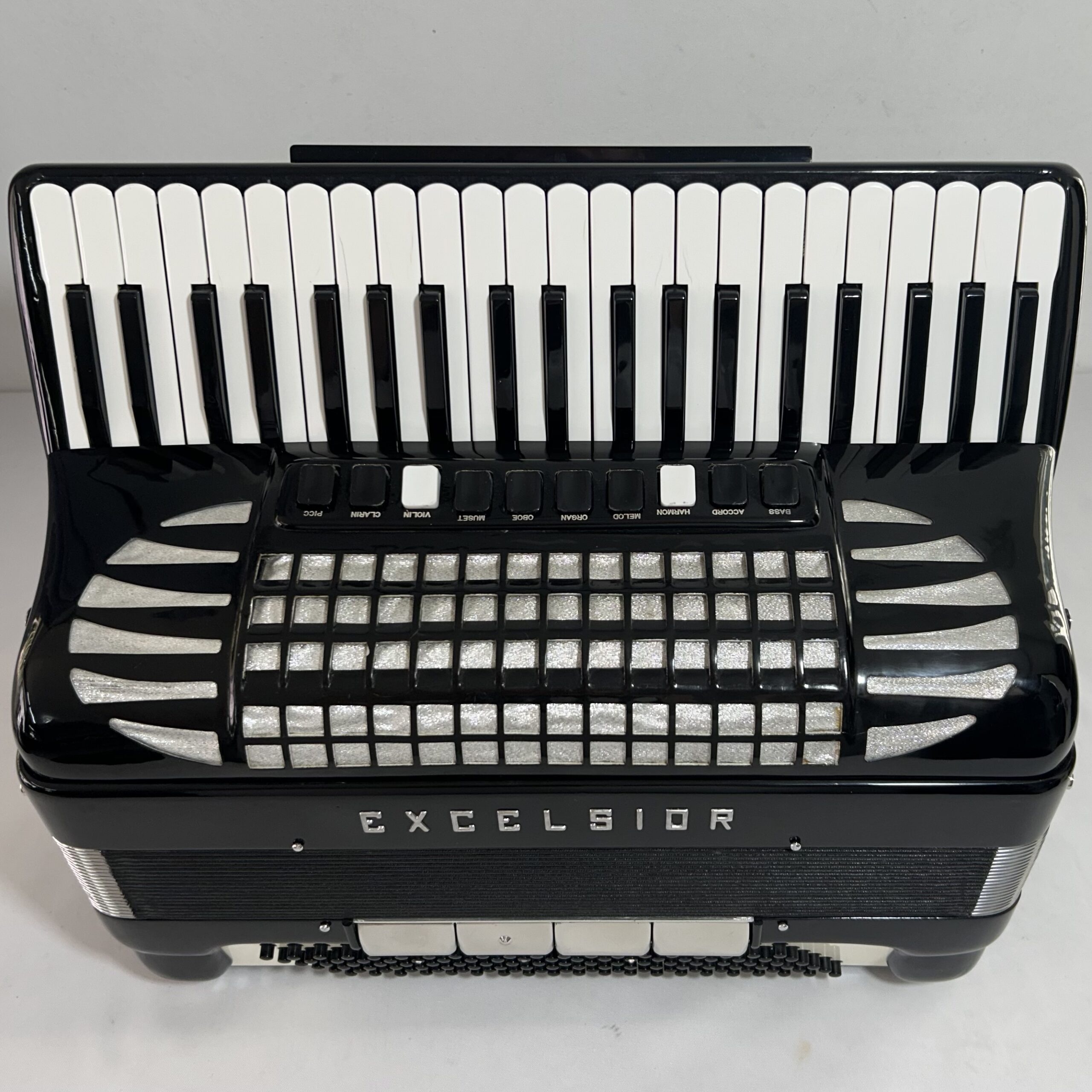 Acordeon Excelsior Mod. 911 - Quarta de voz - 11/4 Registros - 11.4 kg - 48,5 cm - Imagem 2