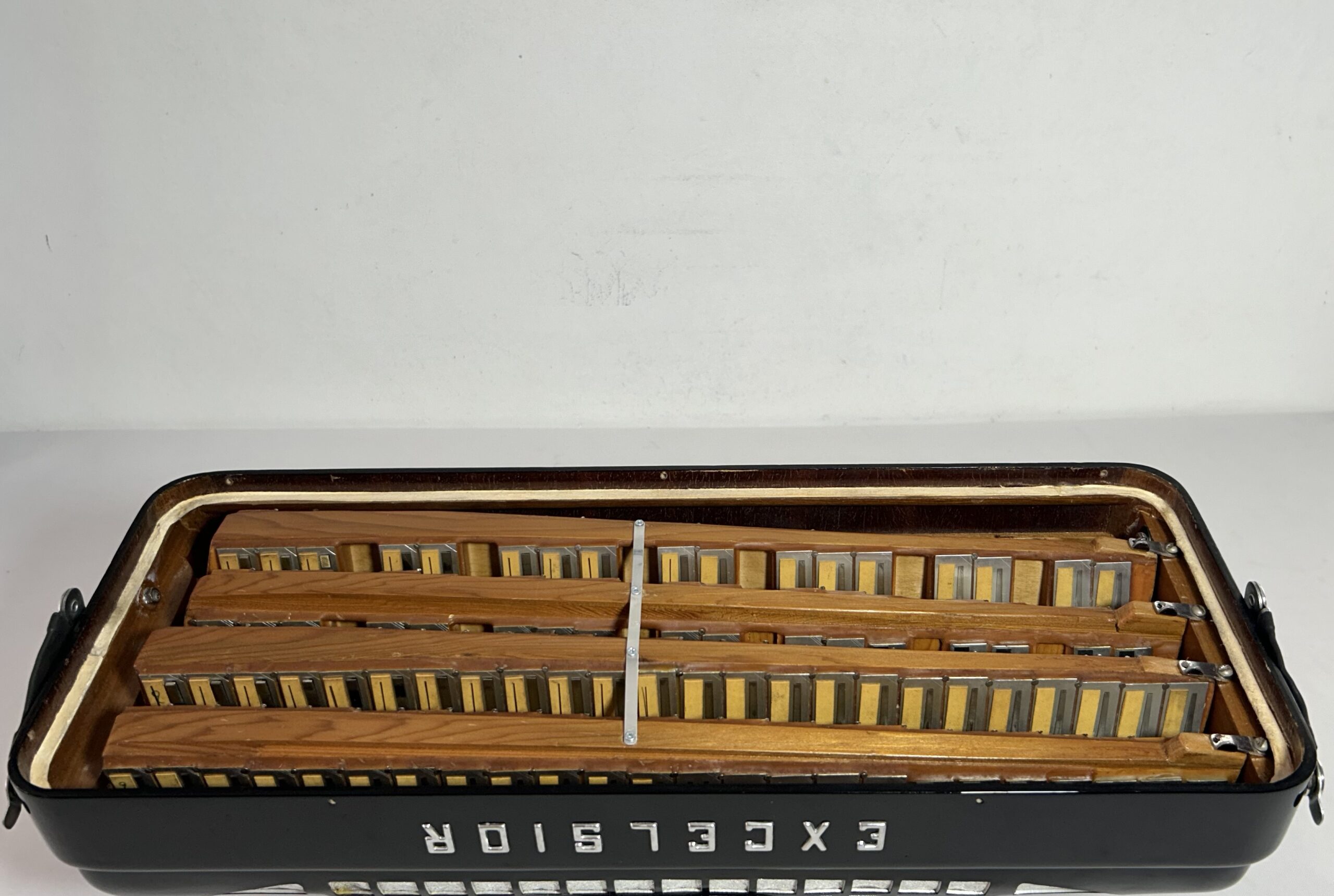Acordeon Excelsior Mod. 911 - Quarta de voz - 11/4 Registros - 11.4 kg - 48,5 cm - Imagem 6