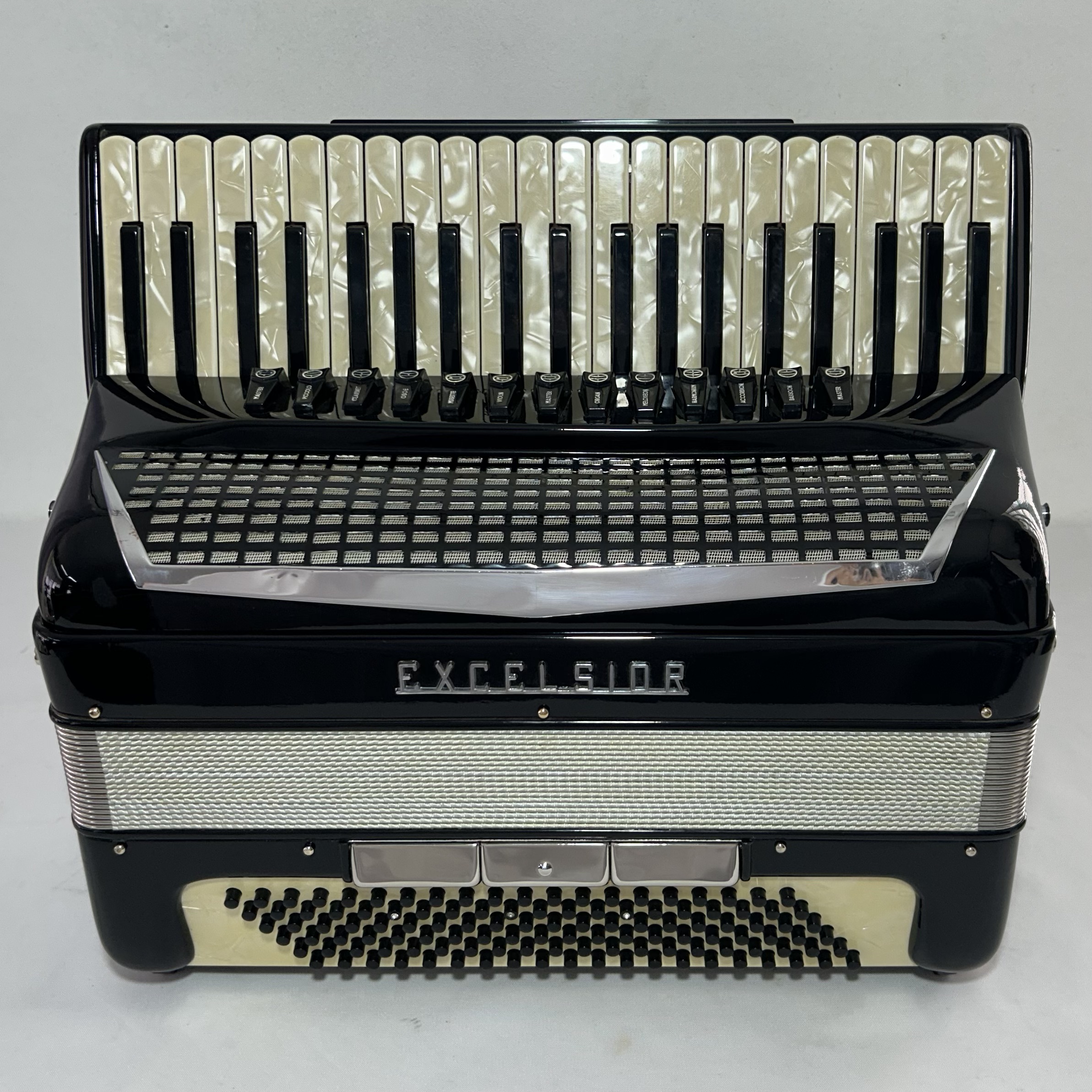 Acordeon Excelsior Model 320 / M - Quarta Polifônica - 13/3 Reg - 10.3 kg - 48,5 cm