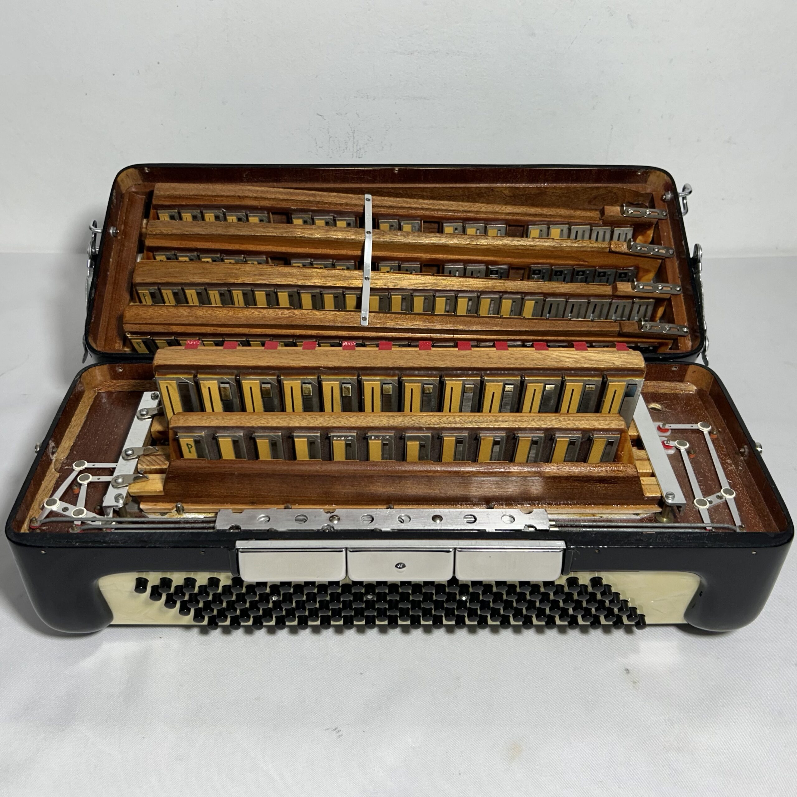 Acordeon Excelsior Model 320 / M - Quarta Polifônica - 13/3 Reg - 10.3 kg - 48,5 cm - Imagem 10