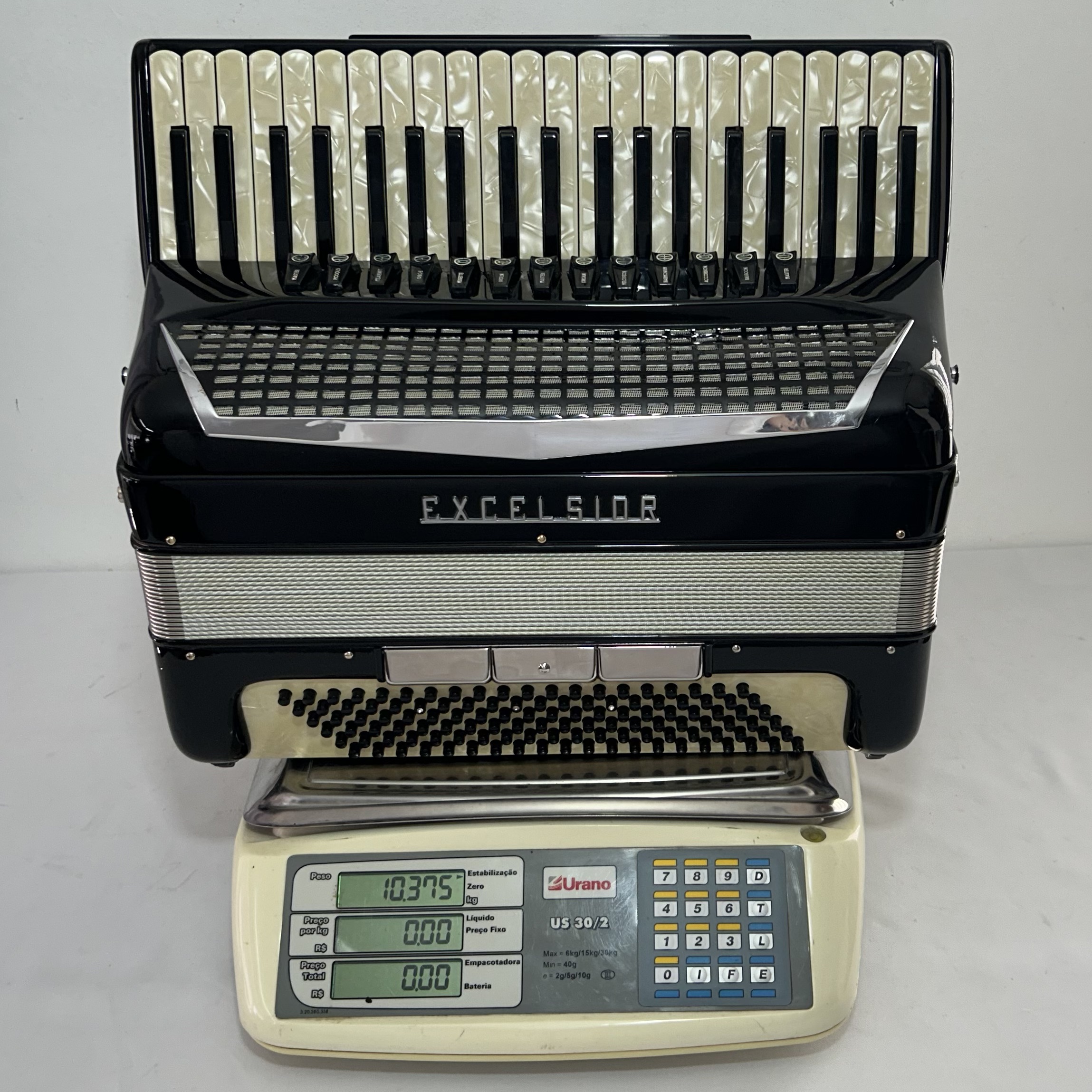 Acordeon Excelsior Model 320 / M - Quarta Polifônica - 13/3 Reg - 10.3 kg - 48,5 cm - Imagem 18