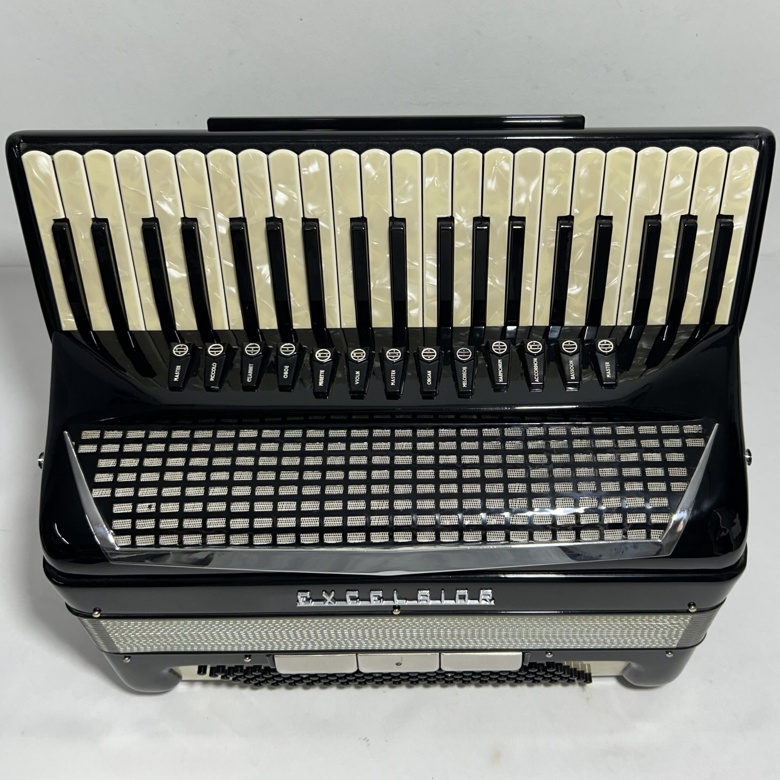 Acordeon Excelsior Model 320 / M - Quarta Polifônica - 13/3 Reg - 10.3 kg - 48,5 cm - Imagem 2