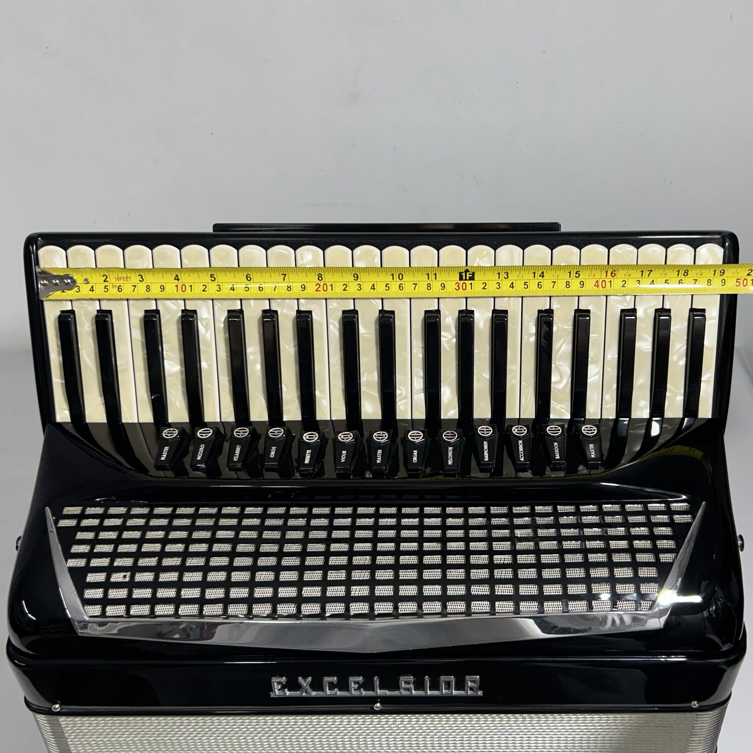 Acordeon Excelsior Model 320 / M - Quarta Polifônica - 13/3 Reg - 10.3 kg - 48,5 cm - Imagem 3