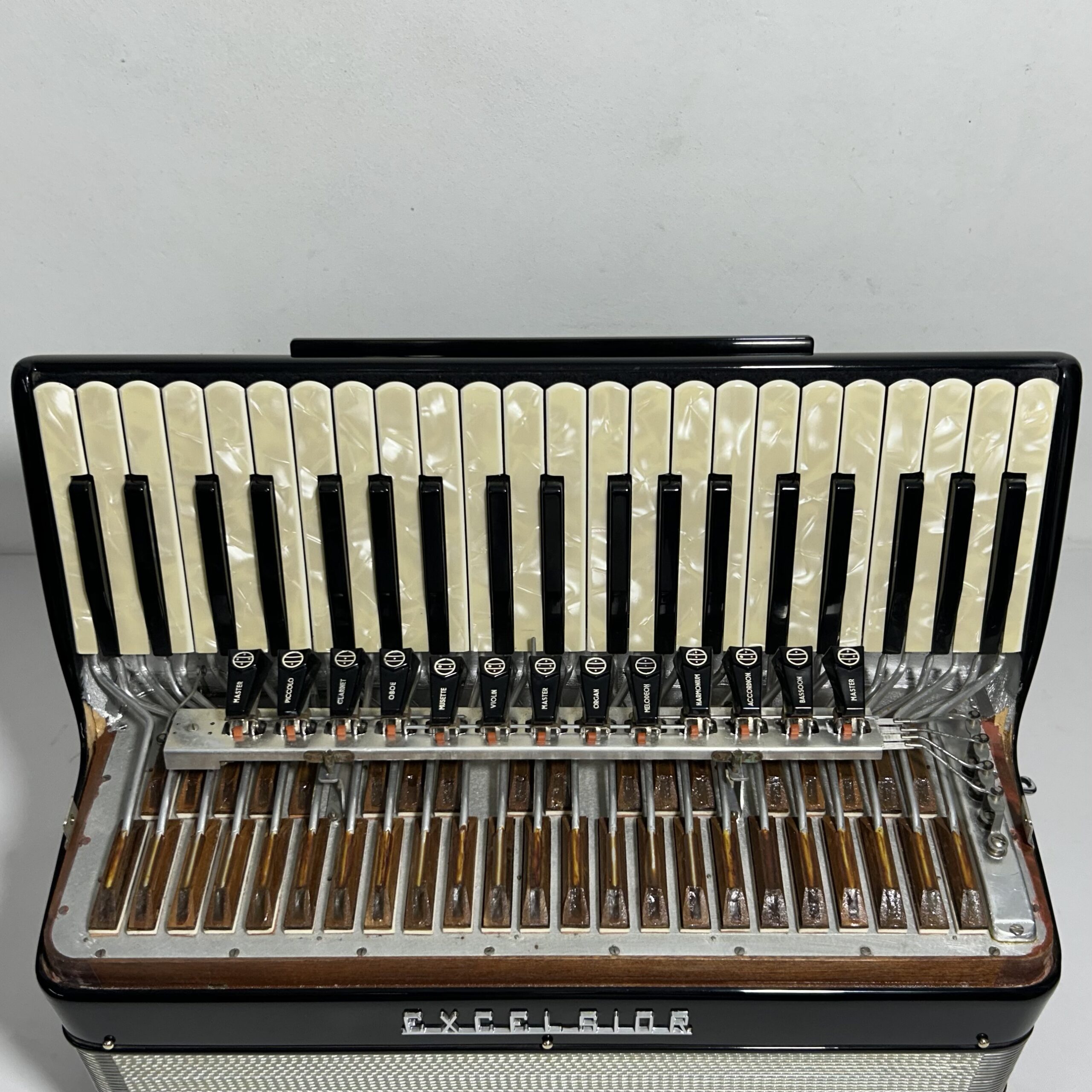 Acordeon Excelsior Model 320 / M - Quarta Polifônica - 13/3 Reg - 10.3 kg - 48,5 cm - Imagem 4