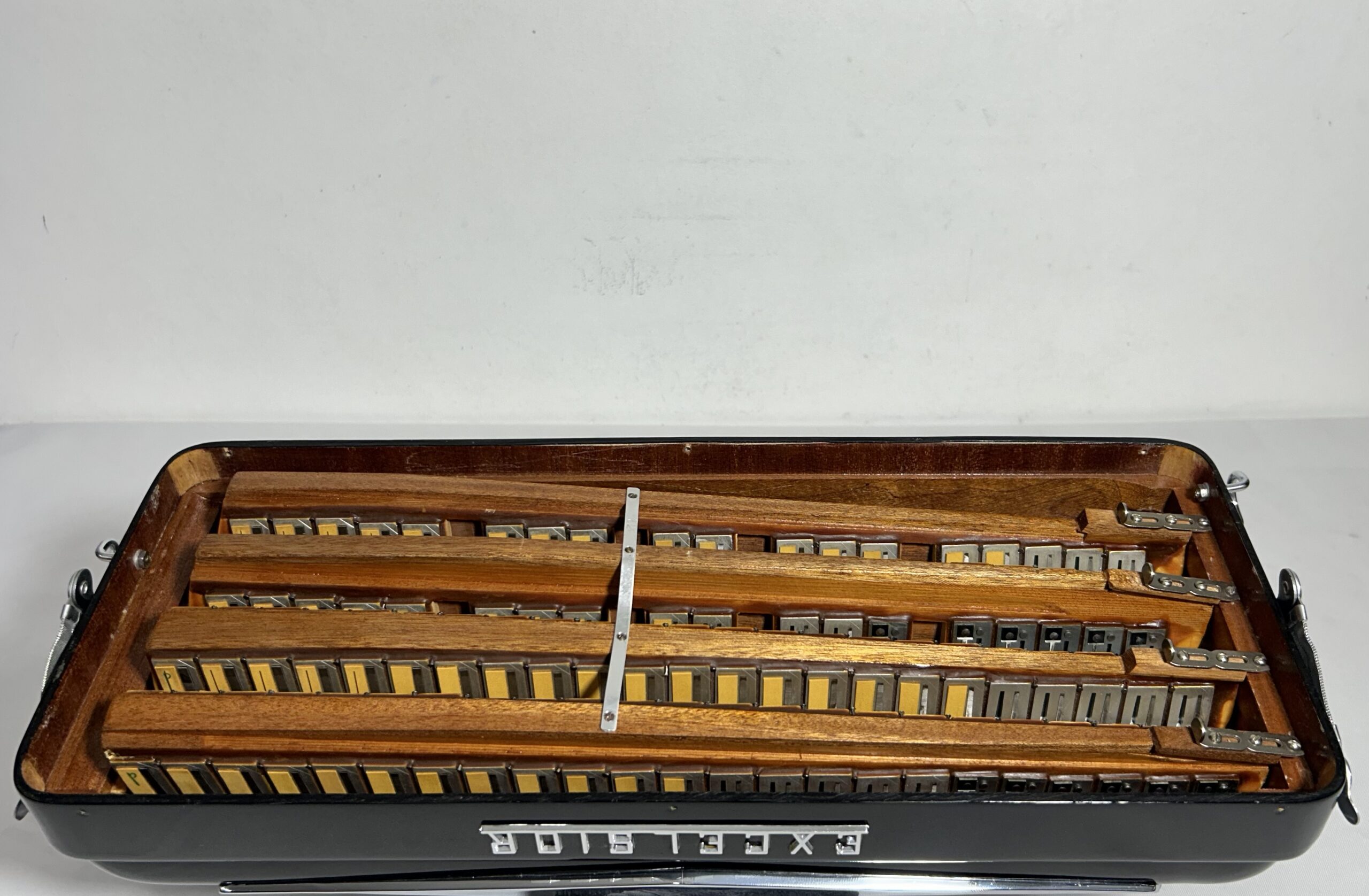 Acordeon Excelsior Model 320 / M - Quarta Polifônica - 13/3 Reg - 10.3 kg - 48,5 cm - Imagem 5
