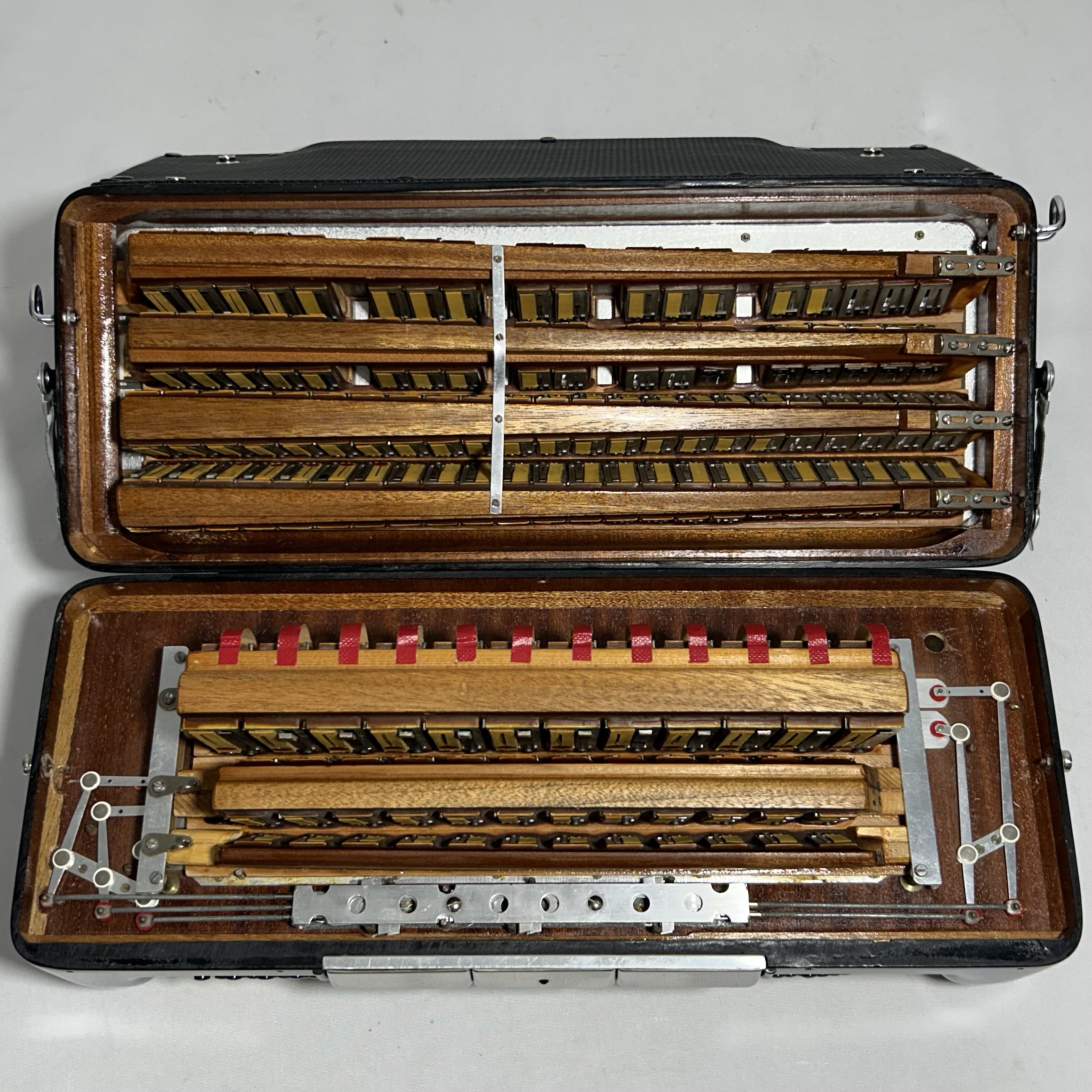 Acordeon Excelsior Model 320 / M - Quarta Polifônica - 13/3 Reg - 10.3 kg - 48,5 cm - Imagem 9