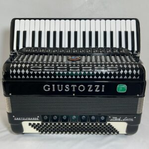 Acordeon Giustozzi Model Luxo - Quarta Oitavada - 15/7 Registros - 11.3 kg - 49 cm