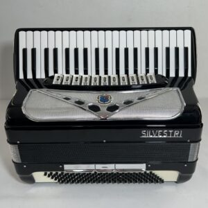 Acordeon Silvestri - Quarta de voz - 11/3 Registros - 10.6 kg - 48 cm